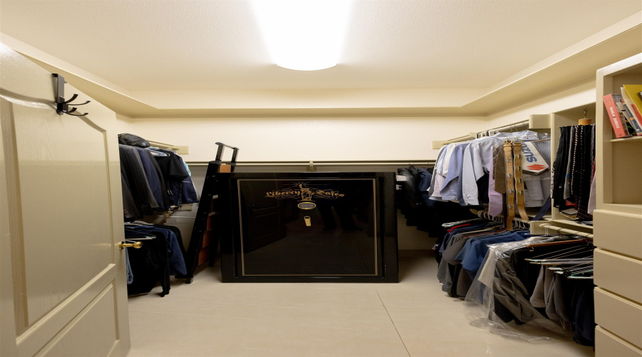 3001 Copperfield Cir, Laredo, Texas 78045, 5 Bedrooms Bedrooms, 15 Rooms Rooms,4 BathroomsBathrooms,Residential,For Sale,3001 Copperfield Cir,20261431