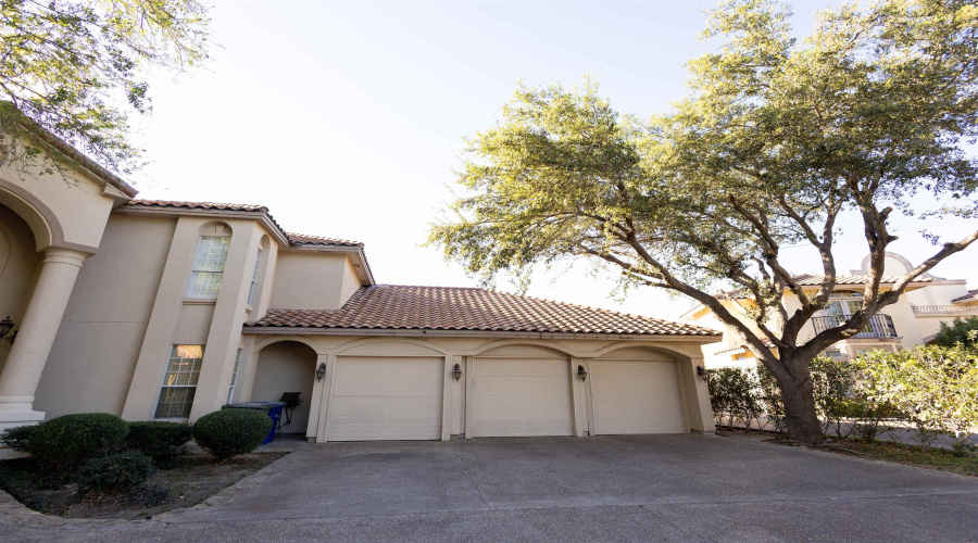 3001 Copperfield Cir, Laredo, Texas 78045, 5 Bedrooms Bedrooms, 15 Rooms Rooms,4 BathroomsBathrooms,Residential,For Sale,3001 Copperfield Cir,20261431