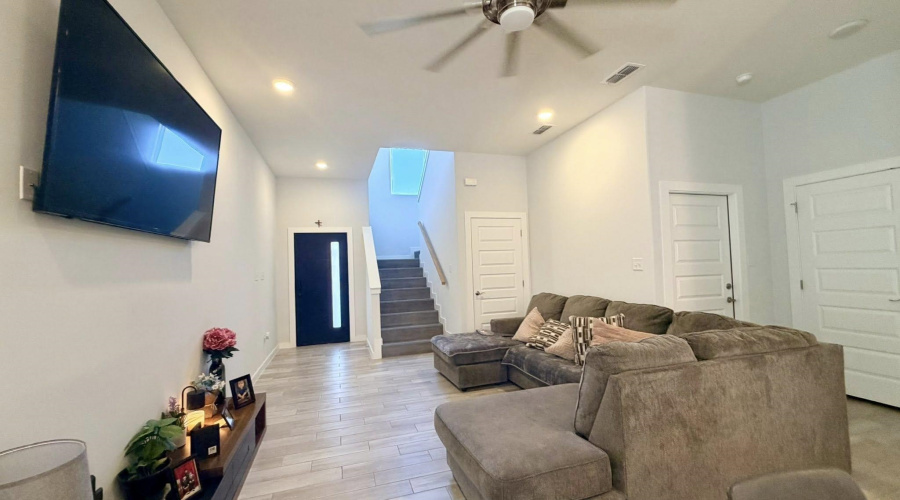 1611 Coba Dr., Laredo, Texas 78046, 4 Bedrooms Bedrooms, 7 Rooms Rooms,2 BathroomsBathrooms,Residential,For Sale,1611 Coba Dr.,20261435