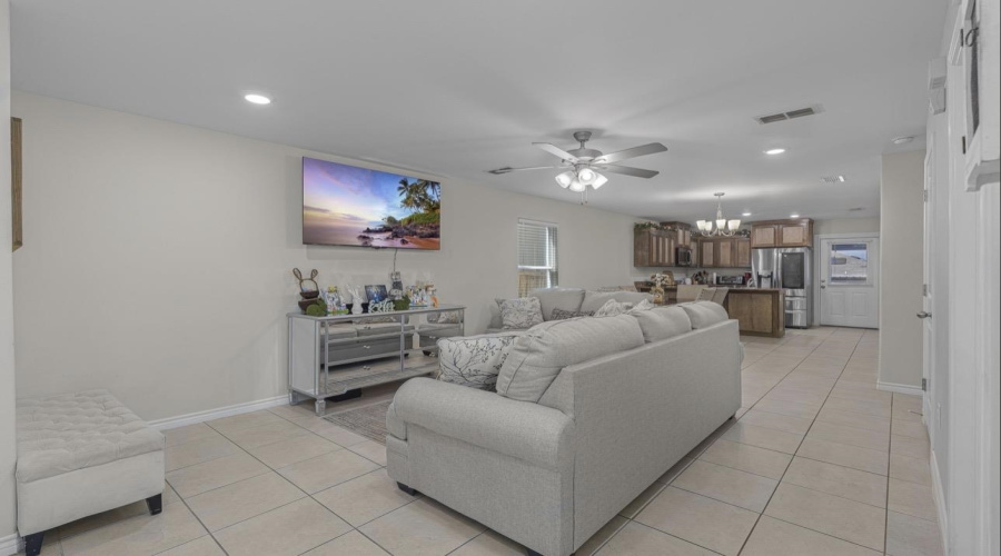 3708 Jaime Martin, Laredo, Texas 78046, 4 Bedrooms Bedrooms, 6 Rooms Rooms,2 BathroomsBathrooms,Residential,For Sale,3708 Jaime Martin,20261438