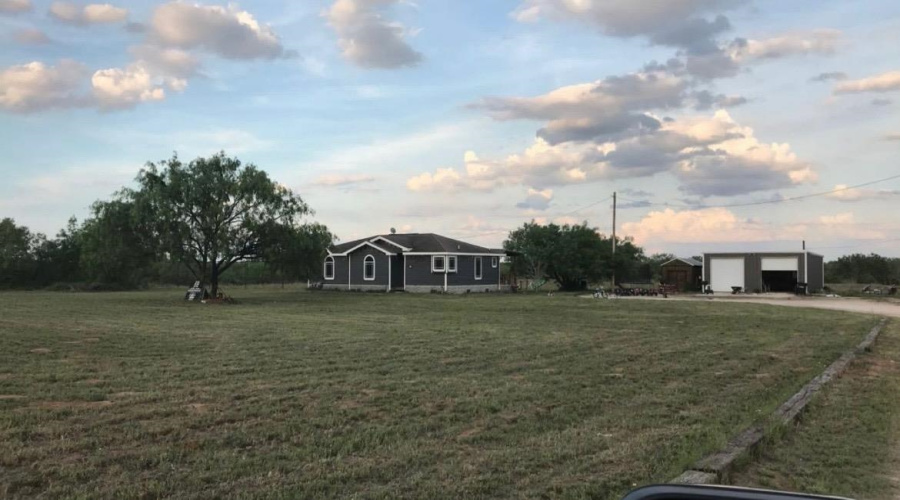 37 Los Lobos Blvd., Hebbronville, Texas 78361, 3 Bedrooms Bedrooms, 5 Rooms Rooms,2 BathroomsBathrooms,Residential,For Sale,37 Los Lobos Blvd.,20261443