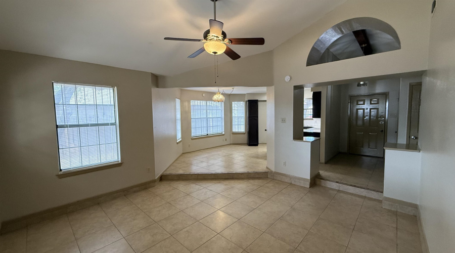 8635 Oakridge Lp, Laredo, Texas 78045, 3 Bedrooms Bedrooms, 5 Rooms Rooms,2 BathroomsBathrooms,Residential,For Sale,8635 Oakridge Lp,20261447