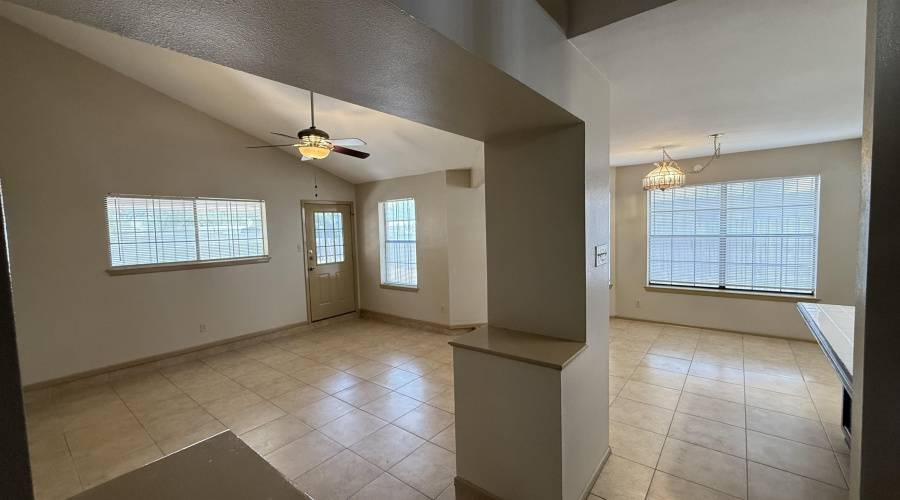 8635 Oakridge Lp, Laredo, Texas 78045, 3 Bedrooms Bedrooms, 5 Rooms Rooms,2 BathroomsBathrooms,Residential,For Sale,8635 Oakridge Lp,20261447