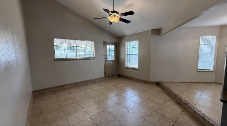 8635 Oakridge Lp, Laredo, Texas 78045, 3 Bedrooms Bedrooms, 5 Rooms Rooms,2 BathroomsBathrooms,Residential,For Sale,8635 Oakridge Lp,20261447