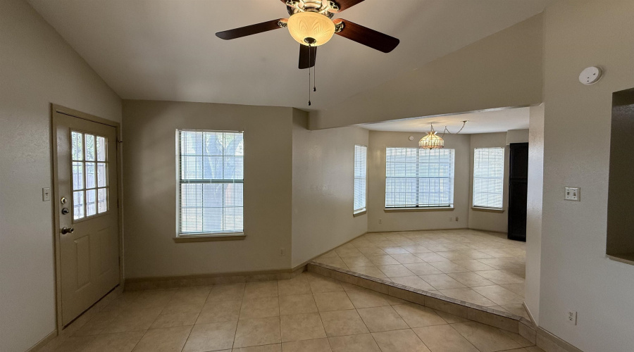8635 Oakridge Lp, Laredo, Texas 78045, 3 Bedrooms Bedrooms, 5 Rooms Rooms,2 BathroomsBathrooms,Residential,For Sale,8635 Oakridge Lp,20261447