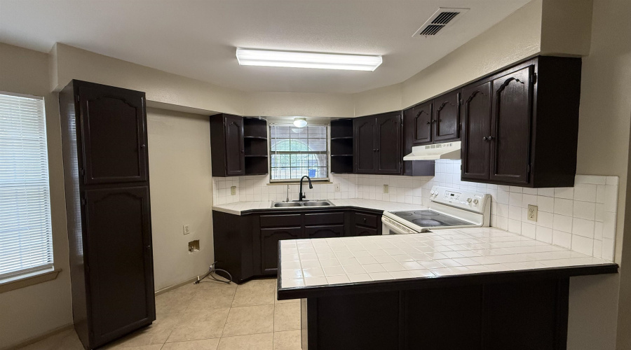 8635 Oakridge Lp, Laredo, Texas 78045, 3 Bedrooms Bedrooms, 5 Rooms Rooms,2 BathroomsBathrooms,Residential,For Sale,8635 Oakridge Lp,20261447