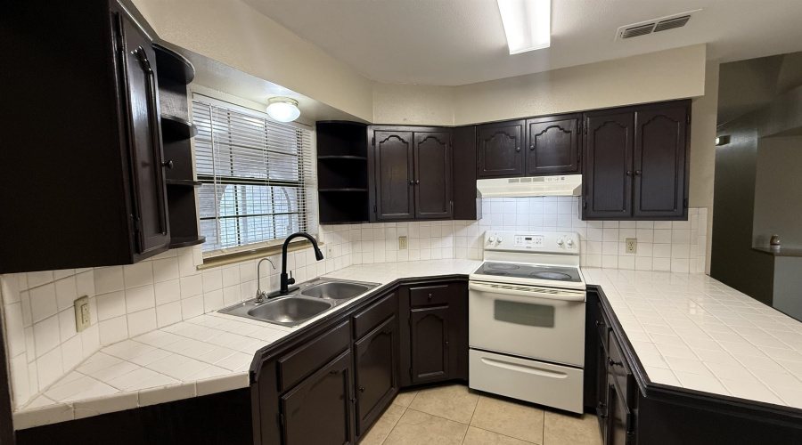 8635 Oakridge Lp, Laredo, Texas 78045, 3 Bedrooms Bedrooms, 5 Rooms Rooms,2 BathroomsBathrooms,Residential,For Sale,8635 Oakridge Lp,20261447