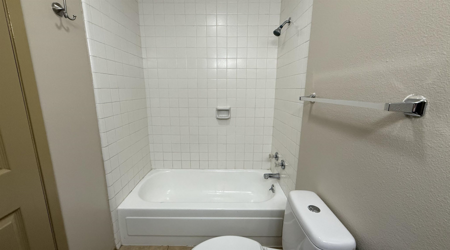 8635 Oakridge Lp, Laredo, Texas 78045, 3 Bedrooms Bedrooms, 5 Rooms Rooms,2 BathroomsBathrooms,Residential,For Sale,8635 Oakridge Lp,20261447