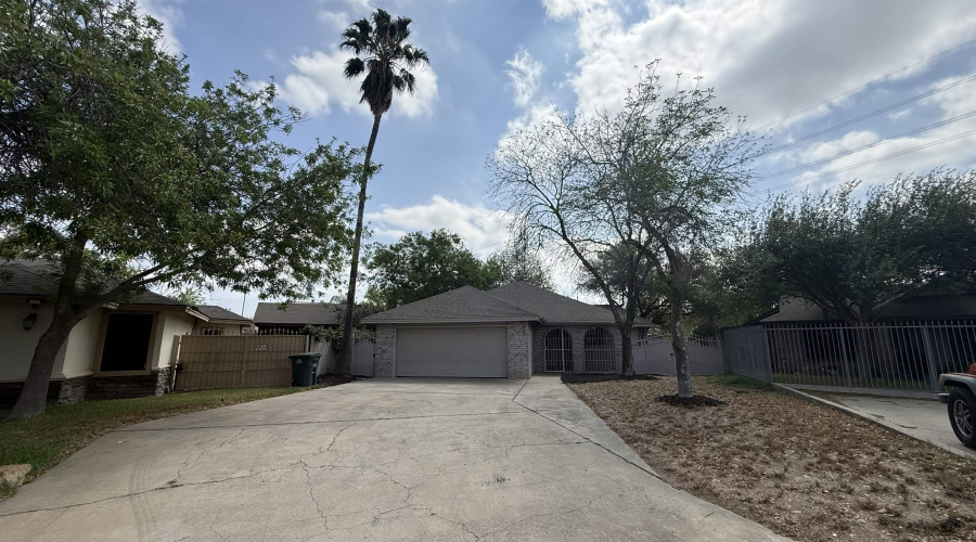 8635 Oakridge Lp, Laredo, Texas 78045, 3 Bedrooms Bedrooms, 5 Rooms Rooms,2 BathroomsBathrooms,Residential,For Sale,8635 Oakridge Lp,20261447