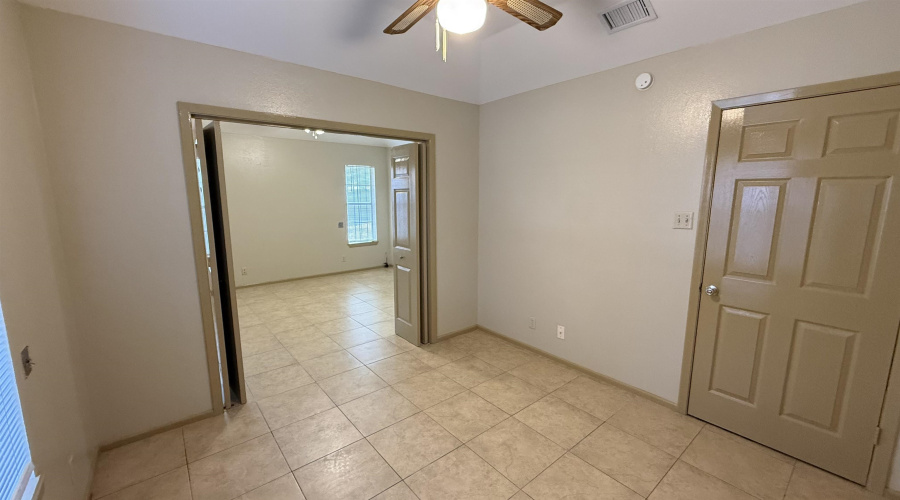 8635 Oakridge Lp, Laredo, Texas 78045, 3 Bedrooms Bedrooms, 5 Rooms Rooms,2 BathroomsBathrooms,Residential,For Sale,8635 Oakridge Lp,20261447