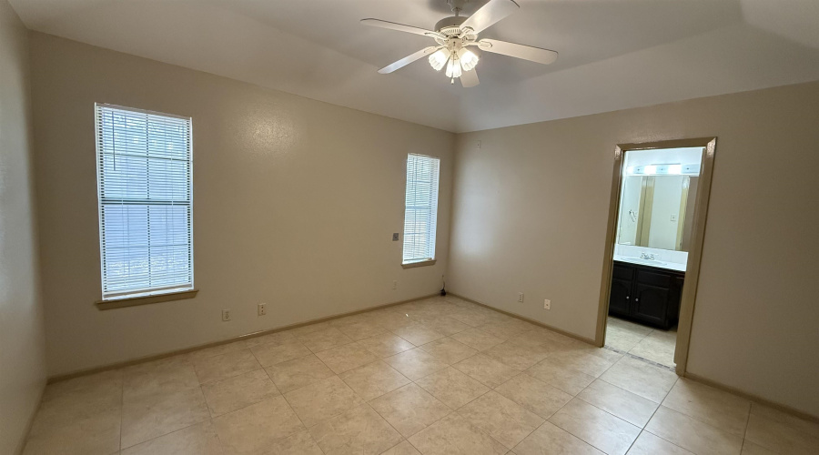 8635 Oakridge Lp, Laredo, Texas 78045, 3 Bedrooms Bedrooms, 5 Rooms Rooms,2 BathroomsBathrooms,Residential,For Sale,8635 Oakridge Lp,20261447