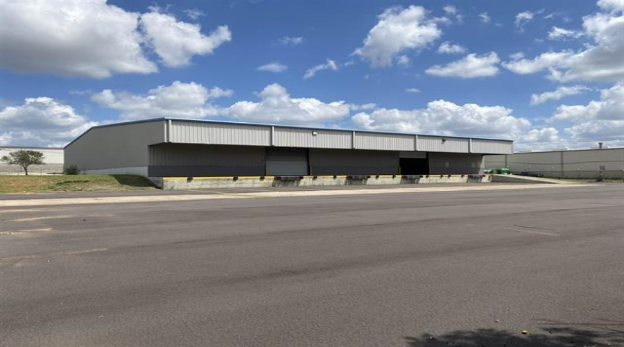 14202 Atlanta Dr, LAREDO, Texas 78045, 1 Bedroom Bedrooms, 11 Rooms Rooms,3 BathroomsBathrooms,Commercial/industrial,For Rent,14202 Atlanta Dr,20261450