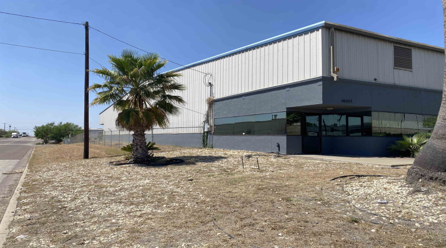 14202 Atlanta Dr, LAREDO, Texas 78045, 1 Bedroom Bedrooms, 11 Rooms Rooms,3 BathroomsBathrooms,Commercial/industrial,For Rent,14202 Atlanta Dr,20261450