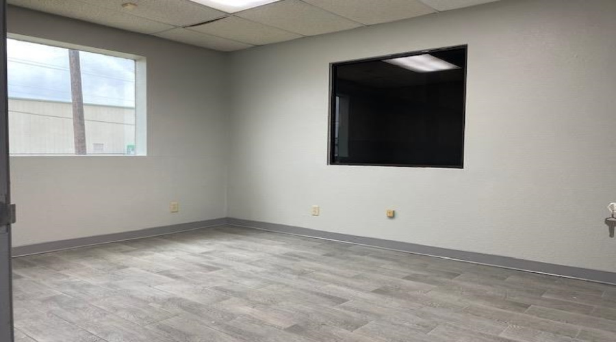 14202 Atlanta Dr, LAREDO, Texas 78045, 1 Bedroom Bedrooms, 11 Rooms Rooms,3 BathroomsBathrooms,Commercial/industrial,For Rent,14202 Atlanta Dr,20261450