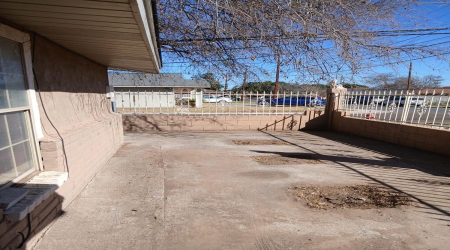 2220 E Plum St, Laredo, Texas 78043, 3 Bedrooms Bedrooms, 6 Rooms Rooms,3 BathroomsBathrooms,Residential,For Sale,2220 E Plum St,20261448