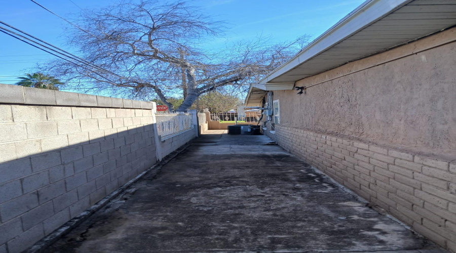 2220 E Plum St, Laredo, Texas 78043, 3 Bedrooms Bedrooms, 6 Rooms Rooms,3 BathroomsBathrooms,Residential,For Sale,2220 E Plum St,20261448