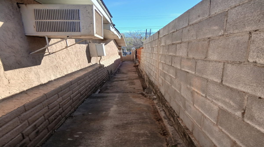 2220 E Plum St, Laredo, Texas 78043, 3 Bedrooms Bedrooms, 6 Rooms Rooms,3 BathroomsBathrooms,Residential,For Sale,2220 E Plum St,20261448