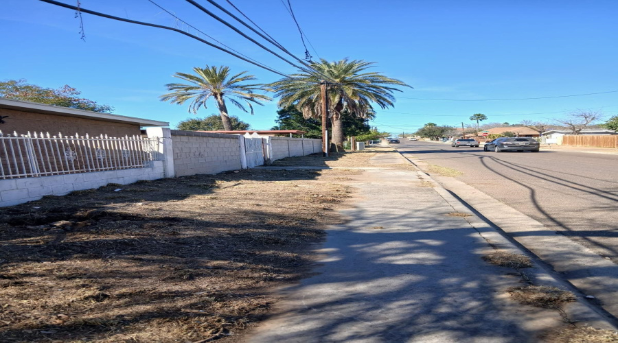 2220 E Plum St, Laredo, Texas 78043, 3 Bedrooms Bedrooms, 6 Rooms Rooms,3 BathroomsBathrooms,Residential,For Sale,2220 E Plum St,20261448