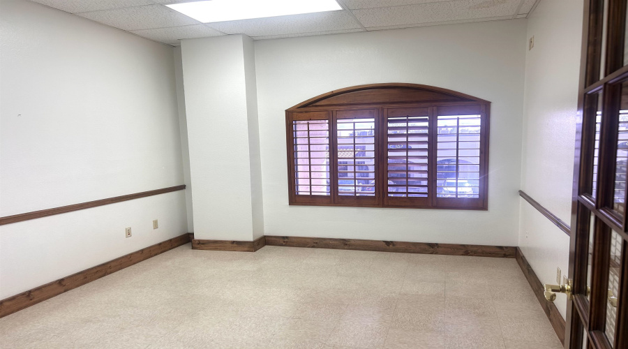 107 Calle Del Norte, Laredo, Texas 78041, 6 Rooms Rooms,2 BathroomsBathrooms,Commercial retail/office,For Rent,107 Calle Del Norte,20261469