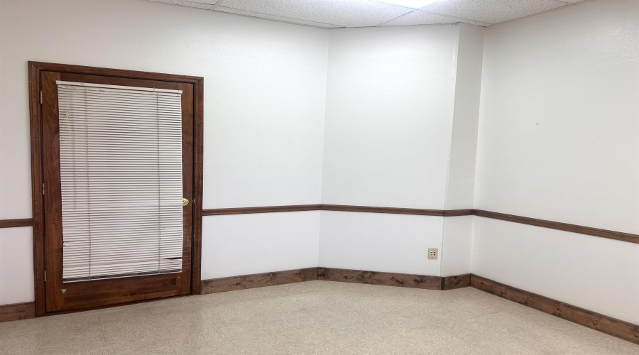 107 Calle Del Norte, Laredo, Texas 78041, 6 Rooms Rooms,2 BathroomsBathrooms,Commercial retail/office,For Rent,107 Calle Del Norte,20261469