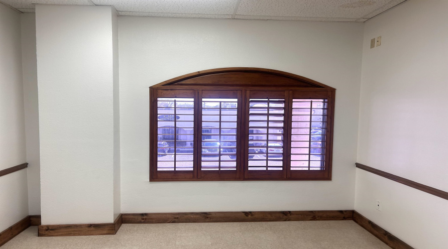 107 Calle Del Norte, Laredo, Texas 78041, 6 Rooms Rooms,2 BathroomsBathrooms,Commercial retail/office,For Rent,107 Calle Del Norte,20261469