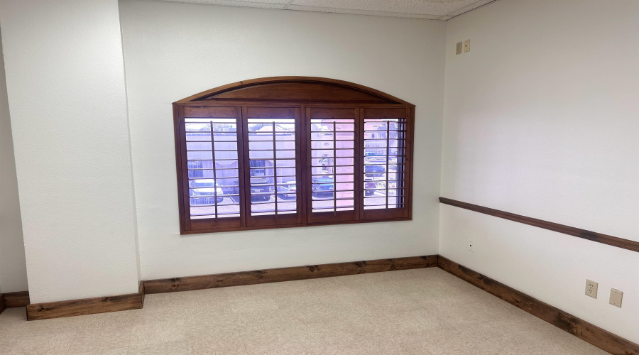 107 Calle Del Norte, Laredo, Texas 78041, 6 Rooms Rooms,2 BathroomsBathrooms,Commercial retail/office,For Rent,107 Calle Del Norte,20261469