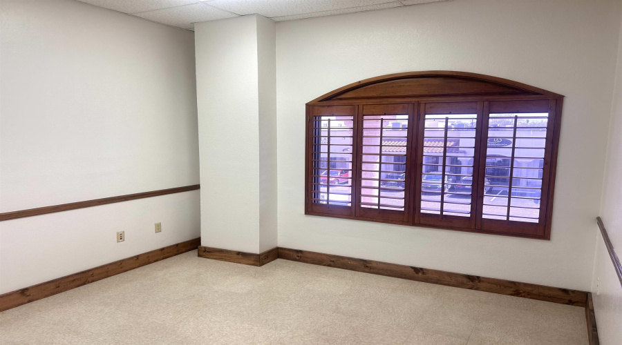 107 Calle Del Norte, Laredo, Texas 78041, 6 Rooms Rooms,2 BathroomsBathrooms,Commercial retail/office,For Rent,107 Calle Del Norte,20261469