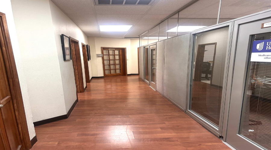 107 Calle Del Norte, Laredo, Texas 78041, 6 Rooms Rooms,2 BathroomsBathrooms,Commercial retail/office,For Rent,107 Calle Del Norte,20261469