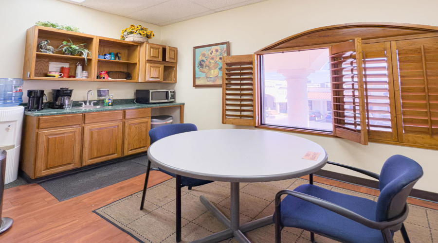 107 Calle Del Norte, Laredo, Texas 78041, 6 Rooms Rooms,2 BathroomsBathrooms,Commercial retail/office,For Rent,107 Calle Del Norte,20261469