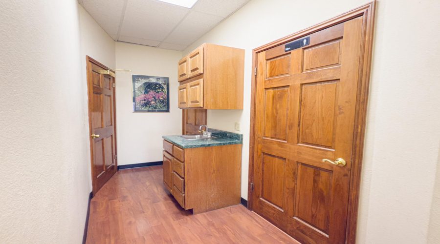 107 Calle Del Norte, Laredo, Texas 78041, 6 Rooms Rooms,2 BathroomsBathrooms,Commercial retail/office,For Rent,107 Calle Del Norte,20261469