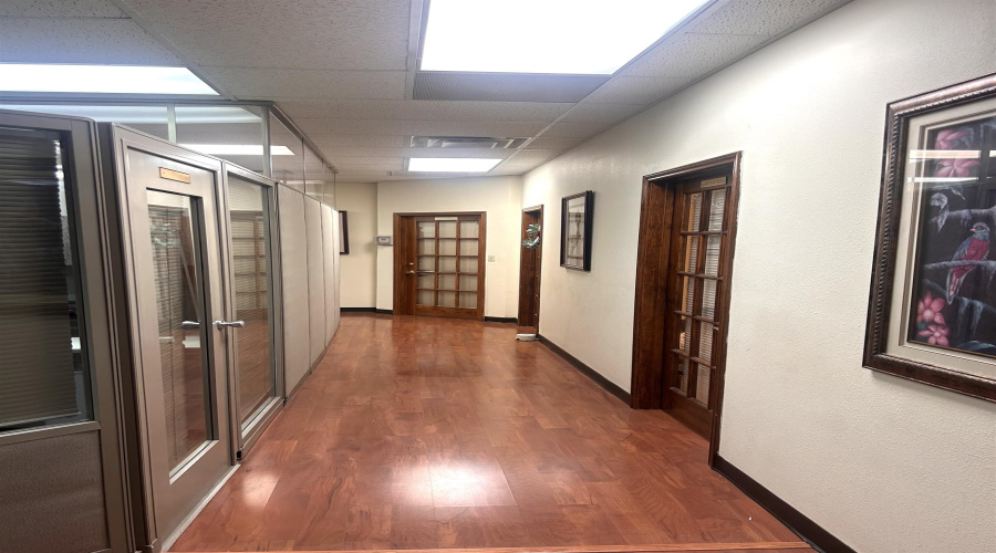 107 Calle Del Norte, Laredo, Texas 78041, 6 Rooms Rooms,2 BathroomsBathrooms,Commercial retail/office,For Rent,107 Calle Del Norte,20261469
