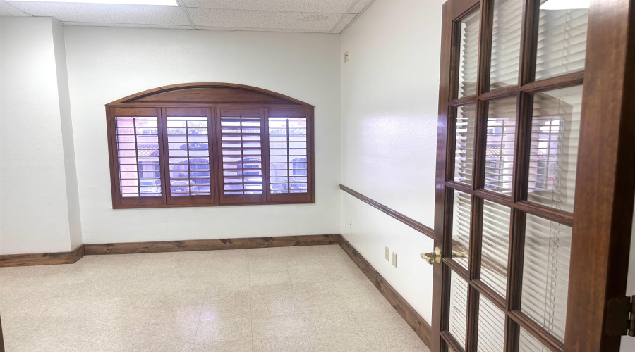 107 Calle Del Norte, Laredo, Texas 78041, 6 Rooms Rooms,2 BathroomsBathrooms,Commercial retail/office,For Rent,107 Calle Del Norte,20261469