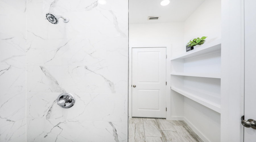 3911 Casa Blanca Lake Rd, Laredo, Texas 78041, 3 Bedrooms Bedrooms, 5 Rooms Rooms,2 BathroomsBathrooms,Residential,For Rent,3911 Casa Blanca Lake Rd,20261464