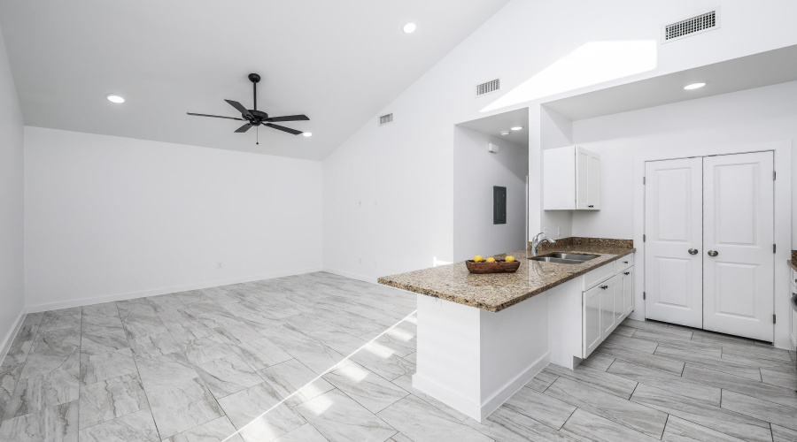 3911 Casa Blanca Lake Rd, Laredo, Texas 78041, 3 Bedrooms Bedrooms, 5 Rooms Rooms,2 BathroomsBathrooms,Residential,For Rent,3911 Casa Blanca Lake Rd,20261464