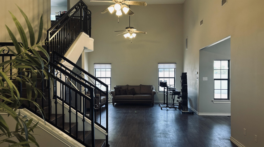 321 Lake Carnegie Ct., Laredo, Texas 78041, 3 Bedrooms Bedrooms, 8 Rooms Rooms,2 BathroomsBathrooms,Residential,For Sale,321 Lake Carnegie Ct.,20261471