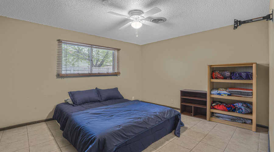 11' x 11' 8" approx 129 sq ft