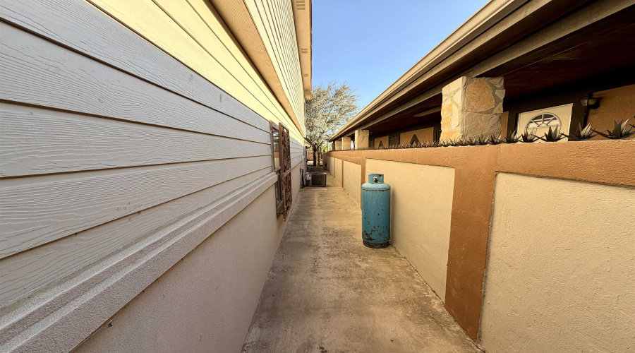 4728 Primavera Ln, Laredo, Texas 78046, 4 Bedrooms Bedrooms, 7 Rooms Rooms,3 BathroomsBathrooms,Residential,For Sale,4728 Primavera Ln,20261476