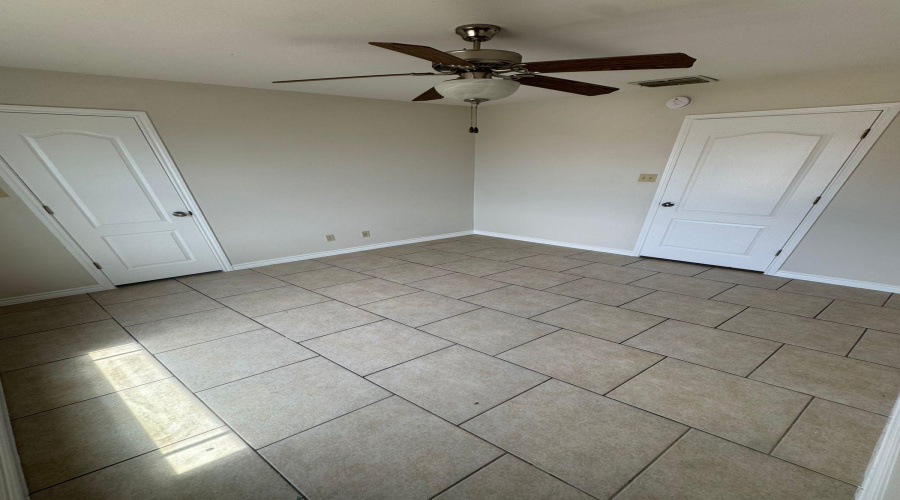 9805 Sterling St., Laredo, Texas 78045-0000, 3 Bedrooms Bedrooms, 5 Rooms Rooms,2 BathroomsBathrooms,Residential,For Sale,9805 Sterling St.,20261479