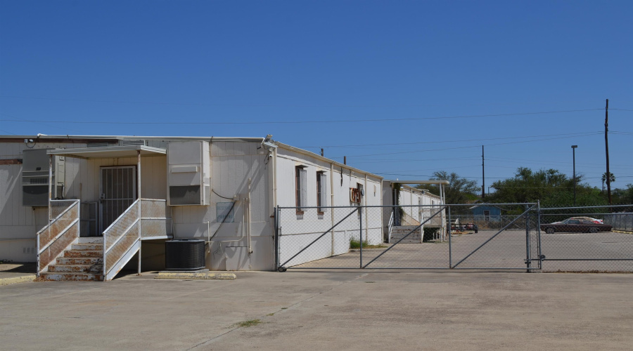 200 W Lyon St, Laredo, Texas 78041, 1 Room Rooms,4 BathroomsBathrooms,Commercial retail/office,For Sale,200 W Lyon St,20261480