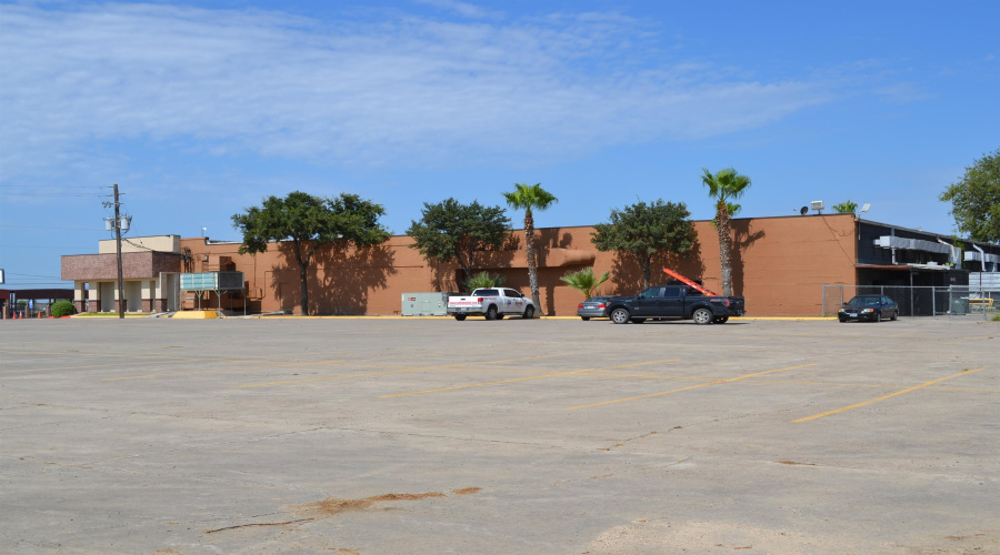 5102 & 5110 US 59, Laredo, Texas 78041, 1 Room Rooms,4 BathroomsBathrooms,Commercial retail/office,For Sale,5102 & 5110 US 59,20261481