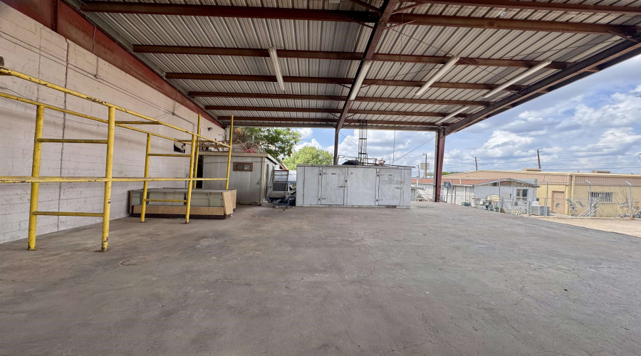 2818 Santa Ursula Ave, Laredo, Texas 78045, 1 Bedroom Bedrooms, 1 Room Rooms,2 BathroomsBathrooms,Commercial/industrial,For Sale,2818 Santa Ursula Ave,20261484