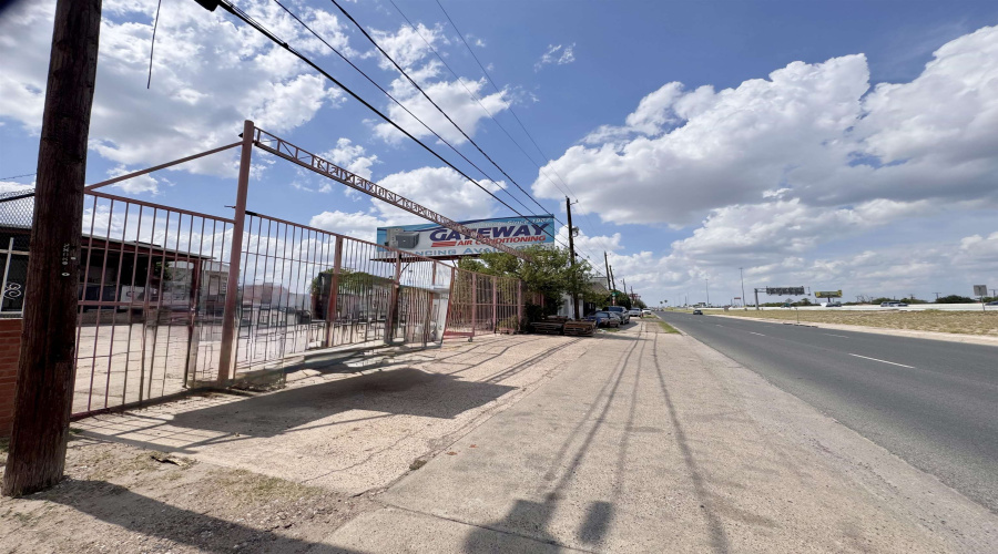 2818 Santa Ursula Ave, Laredo, Texas 78045, 1 Bedroom Bedrooms, 1 Room Rooms,2 BathroomsBathrooms,Commercial/industrial,For Sale,2818 Santa Ursula Ave,20261484