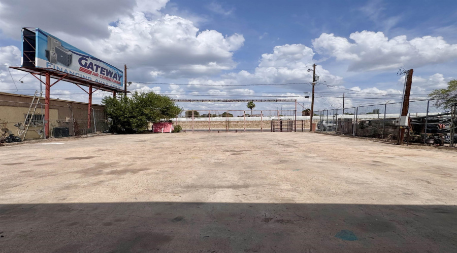 2818 Santa Ursula Ave, Laredo, Texas 78045, 1 Bedroom Bedrooms, 1 Room Rooms,2 BathroomsBathrooms,Commercial/industrial,For Sale,2818 Santa Ursula Ave,20261484