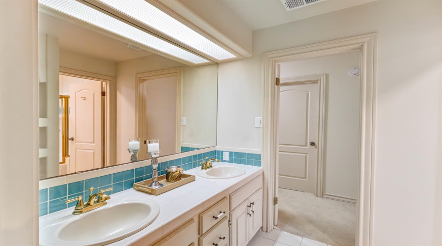 109 Devonshire Ct, Laredo, Texas 78041, 6 Bedrooms Bedrooms, 10 Rooms Rooms,4 BathroomsBathrooms,Residential,For Sale,109 Devonshire Ct,20254274