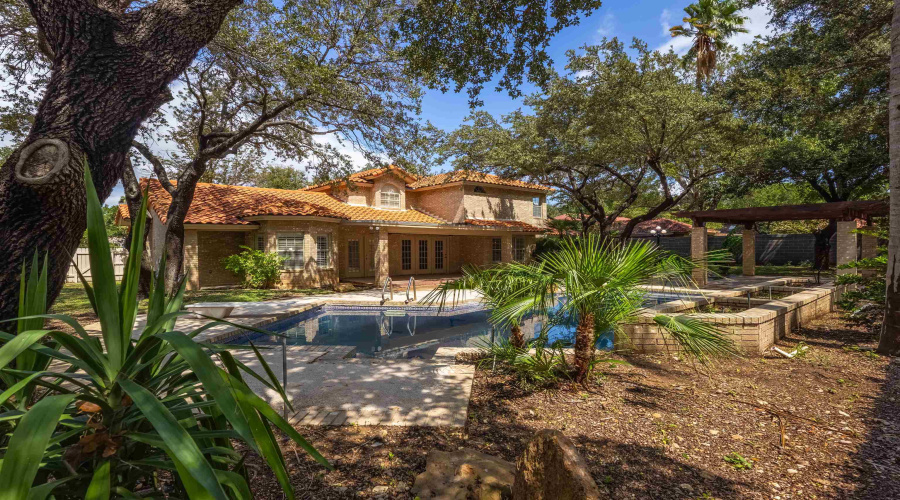 109 Devonshire Ct, Laredo, Texas 78041, 6 Bedrooms Bedrooms, 10 Rooms Rooms,4 BathroomsBathrooms,Residential,For Sale,109 Devonshire Ct,20254274