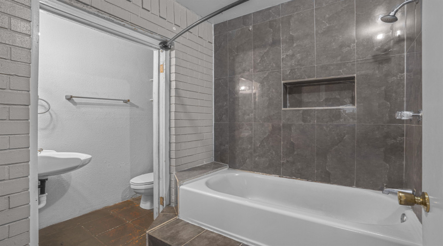 703 Laurel Dr, Laredo, Texas 78045-2122, 4 Bedrooms Bedrooms, 6 Rooms Rooms,3 BathroomsBathrooms,Residential,For Sale,703 Laurel Dr,20261495