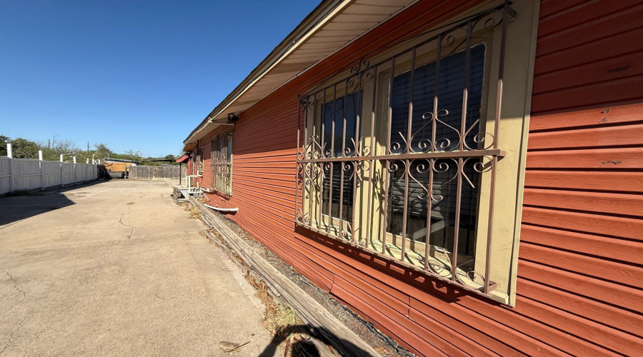 3914 McPherson Ave, Laredo, Texas 78041, 1 Room Rooms,2 BathroomsBathrooms,Commercial retail/office,For Sale,3914 McPherson Ave,20261517