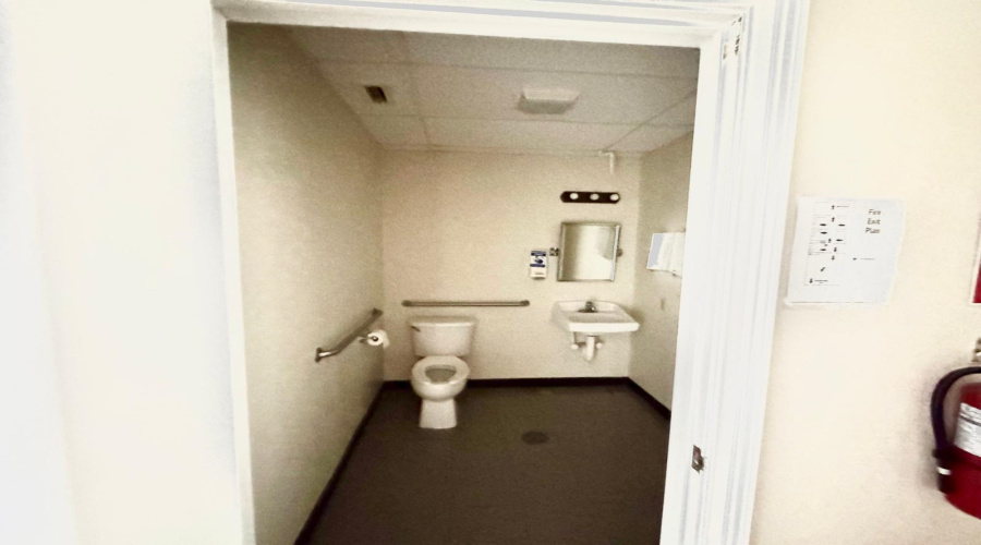 1405 Jacaman Rd, LAREDO, Texas 78041, 1 Room Rooms,1 BathroomBathrooms,Commercial retail/office,For Rent,1405 Jacaman Rd,20261518