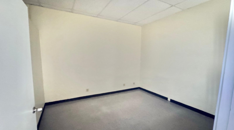 1405 Jacaman Rd, LAREDO, Texas 78041, 1 Room Rooms,1 BathroomBathrooms,Commercial retail/office,For Rent,1405 Jacaman Rd,20261518