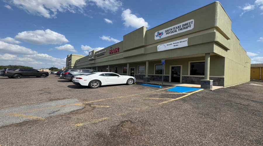 1405 Jacaman Rd, LAREDO, Texas 78041, 1 Room Rooms,1 BathroomBathrooms,Commercial retail/office,For Rent,1405 Jacaman Rd,20261518